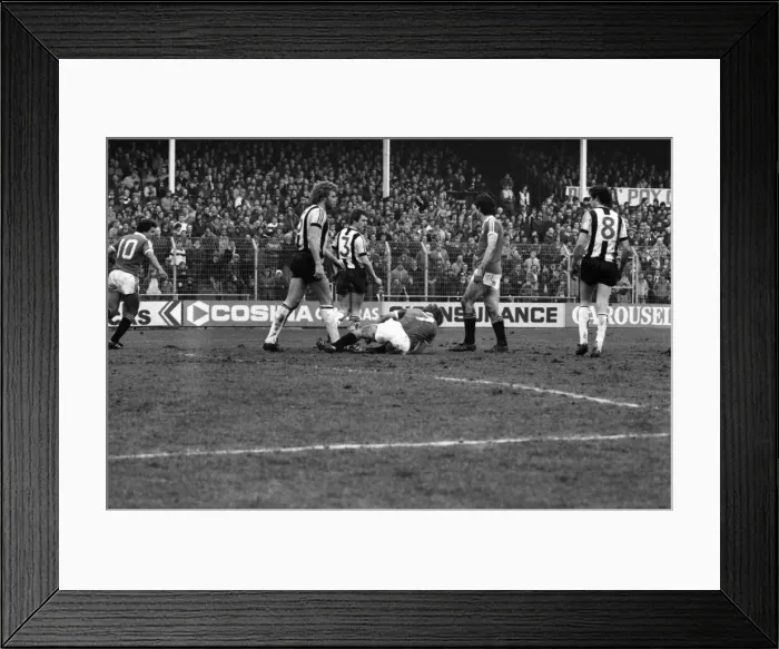 Framed Print : English League Division One match. Notts County 1 v Manchester United 3 Framed Print : English League Division One match. Notts County 1 v Manchester United 3