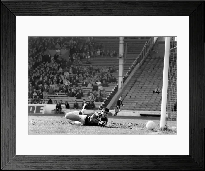 Framed Print : English League Division One match at Maine Road. Manchester City 1 v Everton 1 Framed Print : English League Division One match at Maine Road. Manchester City 1 v Everton 1