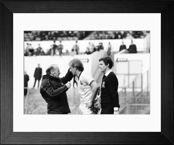 Framed Print : English League Division One match at Elland Road. Leeds United 1 v Nottingham Forest 1 Framed Print : English League Division One match at Elland Road. Leeds United 1 v Nottingham Forest 1