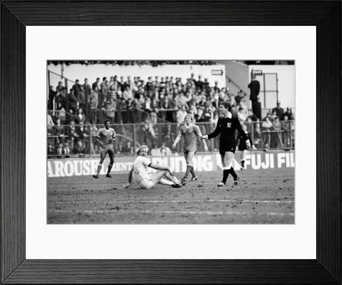 Framed Print : English League Division One match at Elland Road. Leeds United 1 v Nottingham Forest 1 Framed Print : English League Division One match at Elland Road. Leeds United 1 v Nottingham Forest 1