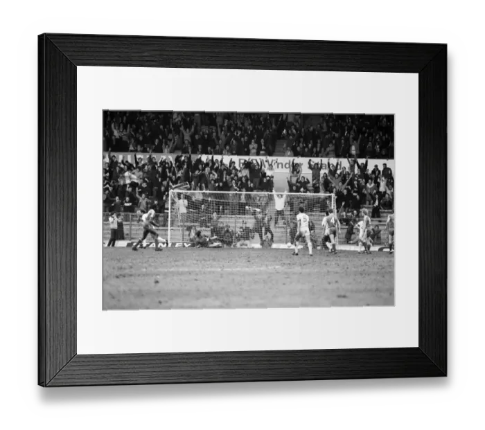 Framed Print : English League Division One match at Elland Road. Leeds United 1 v Nottingham Forest 1 Framed Print : English League Division One match at Elland Road. Leeds United 1 v Nottingham Forest 1