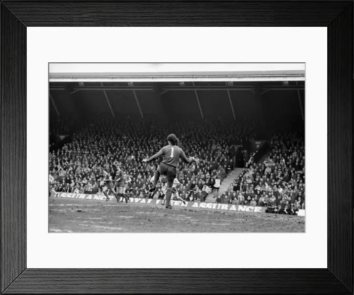 Framed Print : English League Division One match at Anfield. Liverpool 1 v Sunderland 0 Framed Print : English League Division One match at Anfield. Liverpool 1 v Sunderland 0