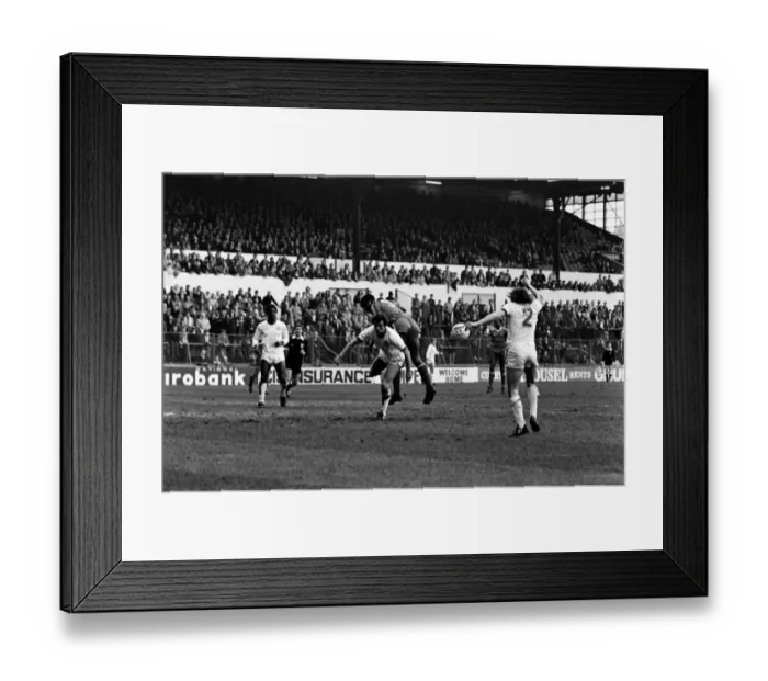 Framed Print : English League Division One match at Elland Road. Leeds United 1 v Nottingham Forest 1