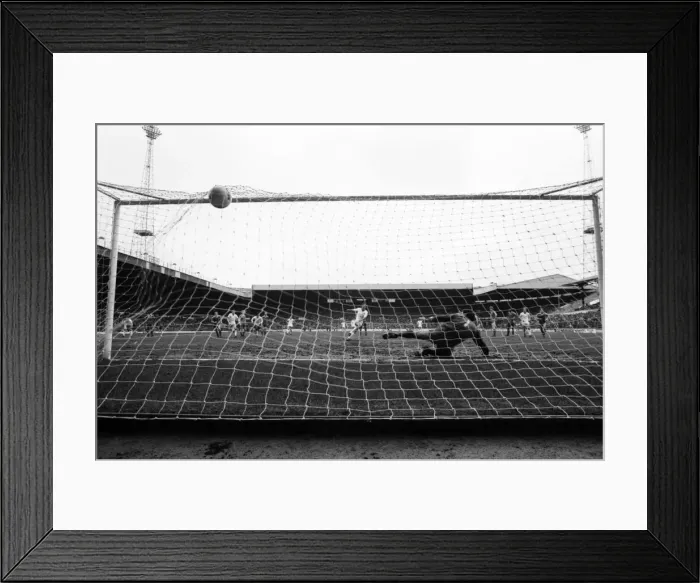Framed Print : English League Division One match at Elland Road. Leeds United 1 v Nottingham Forest 1 Framed Print : English League Division One match at Elland Road. Leeds United 1 v Nottingham Forest 1