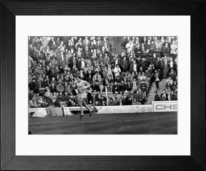 Framed Print : English League Division One match at Maine Road. Manchester City 1 v Everton 1 Framed Print : English League Division One match at Maine Road. Manchester City 1 v Everton 1