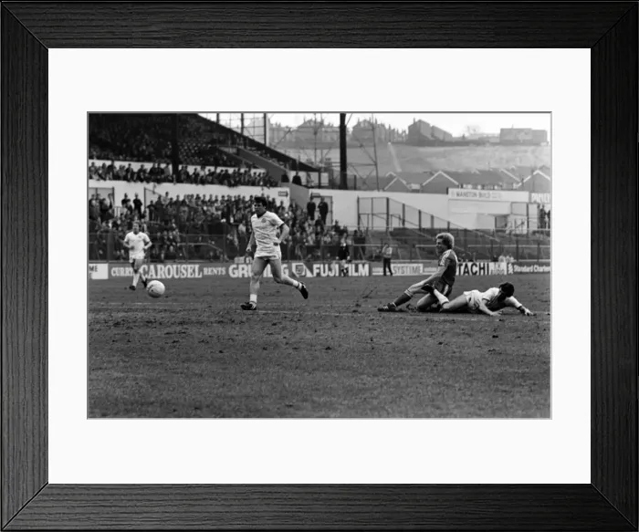 Framed Print : English League Division One match at Elland Road. Leeds United 1 v Nottingham Forest 1 Framed Print : English League Division One match at Elland Road. Leeds United 1 v Nottingham Forest 1