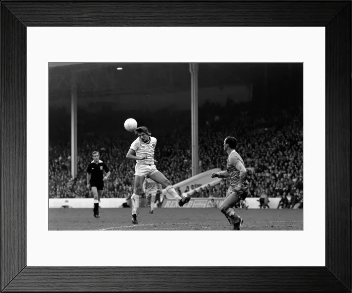 Framed Print : English League Division One match at Maine Road. Manchester City 1 v Everton 1 Framed Print : English League Division One match at Maine Road. Manchester City 1 v Everton 1