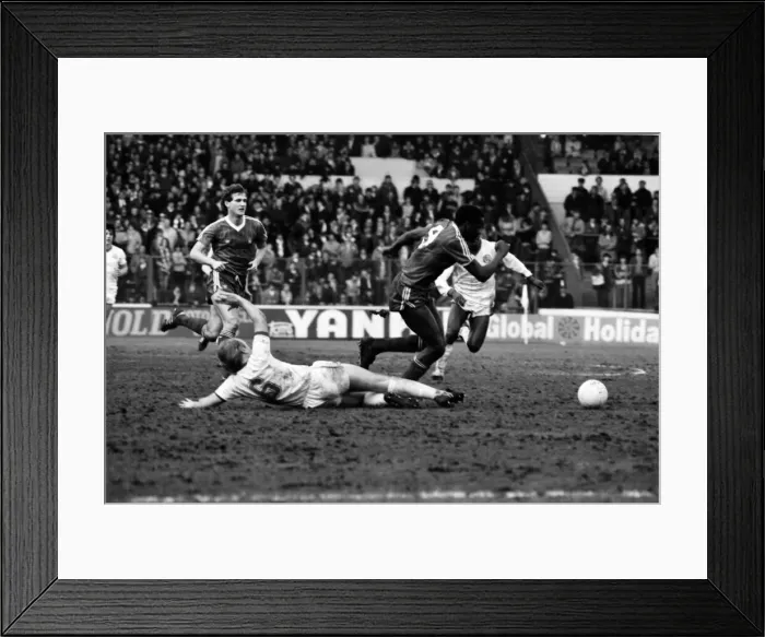 Framed Print : English League Division One match at Elland Road. Leeds United 1 v Nottingham Forest 1 Framed Print : English League Division One match at Elland Road. Leeds United 1 v Nottingham Forest 1