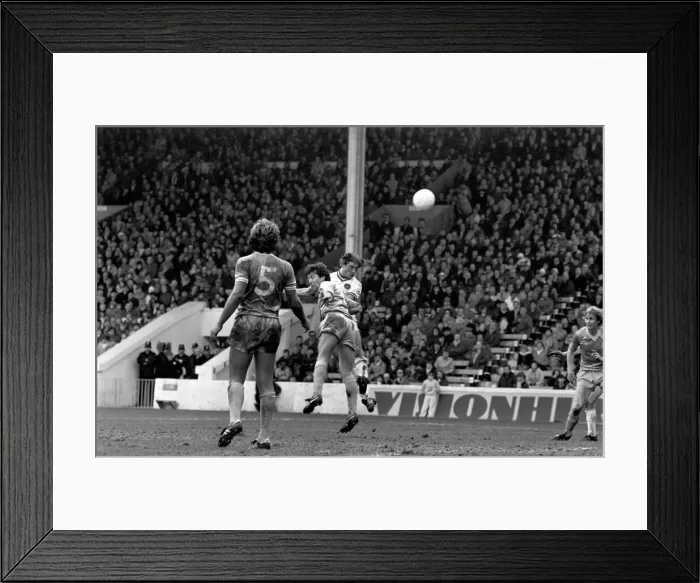 Framed Print : English League Division One match at Maine Road. Manchester City 1 v Everton 1 Framed Print : English League Division One match at Maine Road. Manchester City 1 v Everton 1