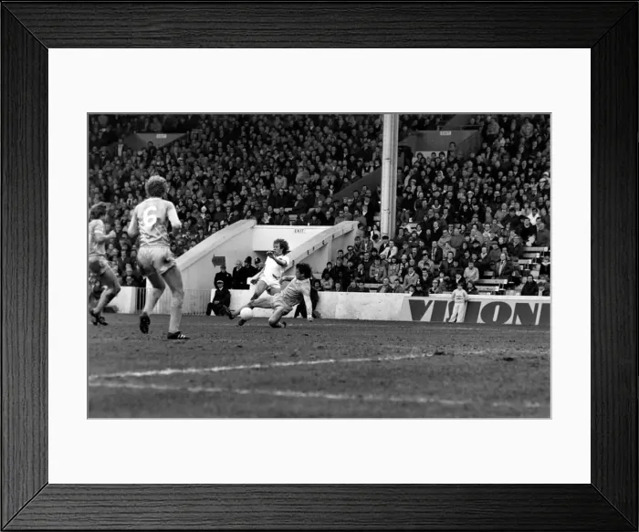 Framed Print : English League Division One match at Maine Road. Manchester City 1 v Everton 1