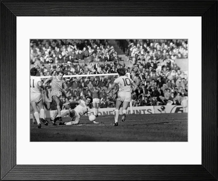 Framed Print : English League Division One match at Maine Road. Manchester City 1 v Everton 1 Framed Print : English League Division One match at Maine Road. Manchester City 1 v Everton 1