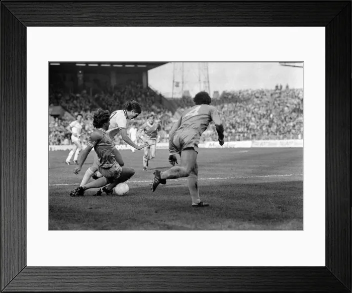 Framed Print : English League Division One match at Maine Road. Manchester City 1 v Everton 1 Framed Print : English League Division One match at Maine Road. Manchester City 1 v Everton 1