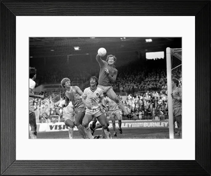 Framed Print : English League Division One match at Maine Road. Manchester City 1 v Everton 1 Framed Print : English League Division One match at Maine Road. Manchester City 1 v Everton 1