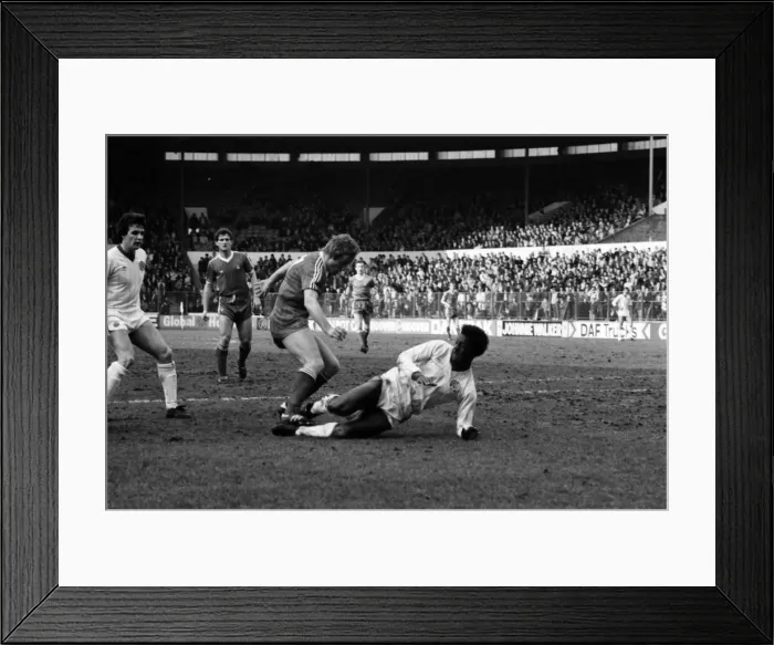 Framed Print : English League Division One match at Elland Road. Leeds United 1 v Nottingham Forest 1 Framed Print : English League Division One match at Elland Road. Leeds United 1 v Nottingham Forest 1