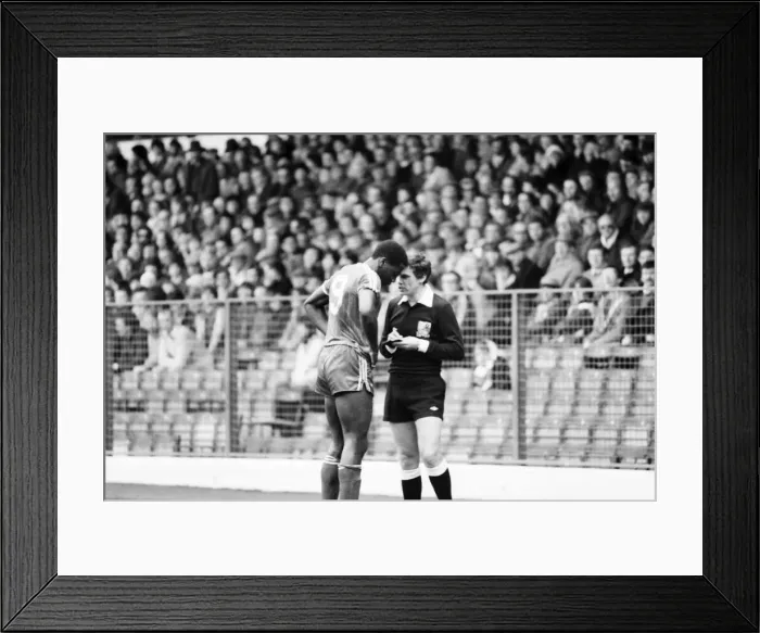 Framed Print : English League Division One match at Elland Road. Leeds United 1 v Nottingham Forest 1 Framed Print : English League Division One match at Elland Road. Leeds United 1 v Nottingham Forest 1