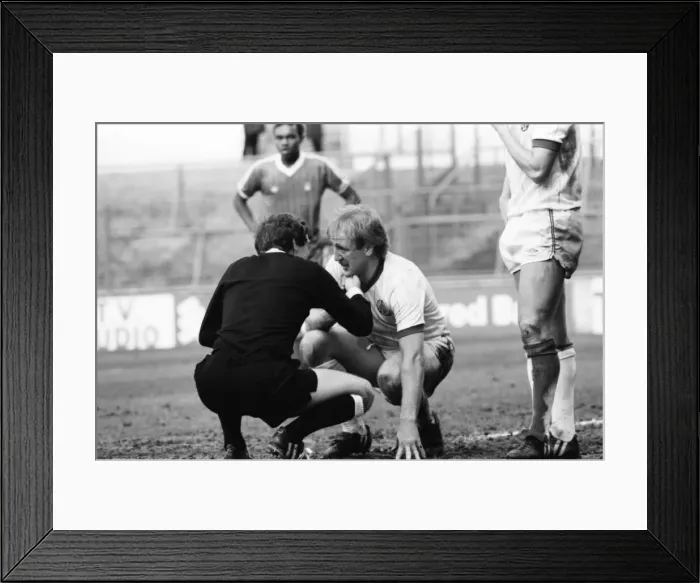 Framed Print : English League Division One match at Elland Road. Leeds United 1 v Nottingham Forest 1 Framed Print : English League Division One match at Elland Road. Leeds United 1 v Nottingham Forest 1