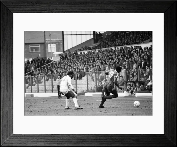 Framed Print : English League Division One match at Elland Road. Leeds United 1 v Nottingham Forest 1 Framed Print : English League Division One match at Elland Road. Leeds United 1 v Nottingham Forest 1