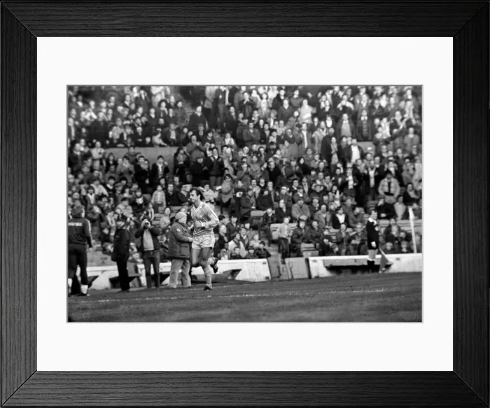 Framed Print : English League Division One match at Maine Road. Manchester City 1 v Everton 1 Framed Print : English League Division One match at Maine Road. Manchester City 1 v Everton 1