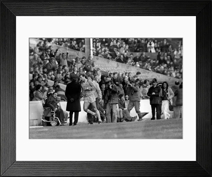 Framed Print : English League Division One match at Maine Road. Manchester City 1 v Everton 1