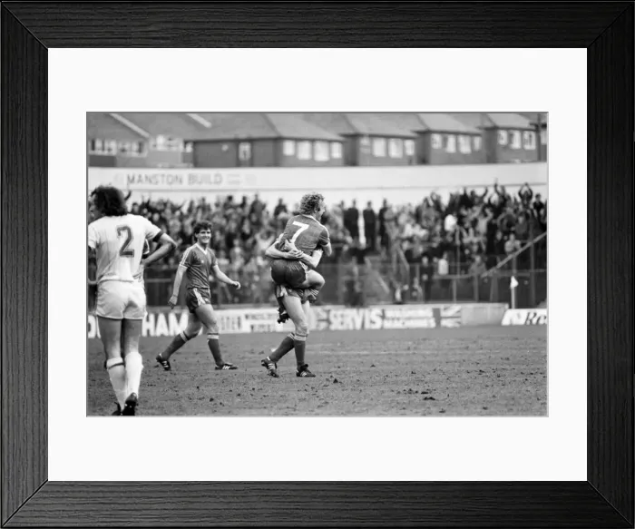 Framed Print : English League Division One match at Elland Road. Leeds United 1 v Nottingham Forest 1 Framed Print : English League Division One match at Elland Road. Leeds United 1 v Nottingham Forest 1