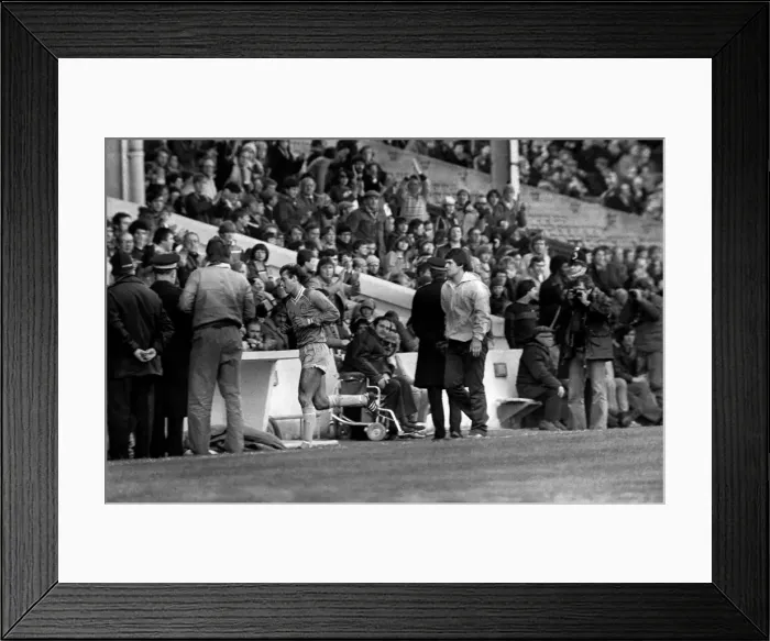 Framed Print : English League Division One match at Maine Road. Manchester City 1 v Everton 1 Framed Print : English League Division One match at Maine Road. Manchester City 1 v Everton 1
