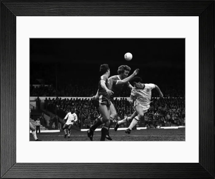 Framed Print : English League Division One match at Elland Road. Leeds United 1 v Nottingham Forest 1