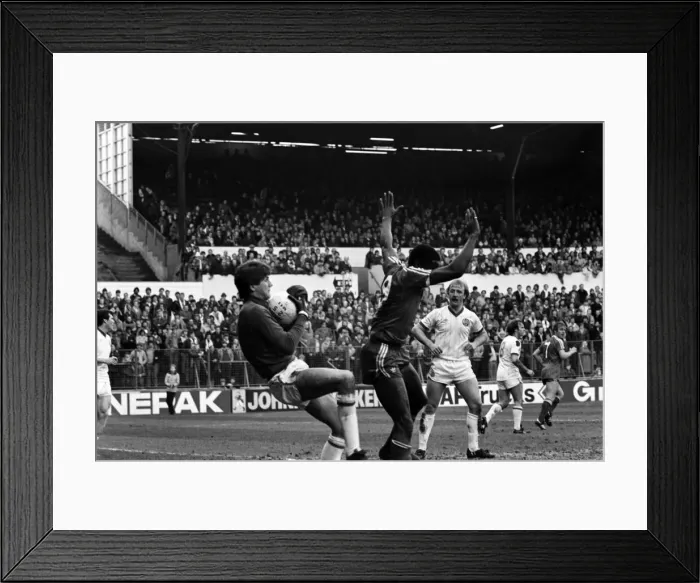 Framed Print : English League Division One match at Elland Road. Leeds United 1 v Nottingham Forest 1 Framed Print : English League Division One match at Elland Road. Leeds United 1 v Nottingham Forest 1