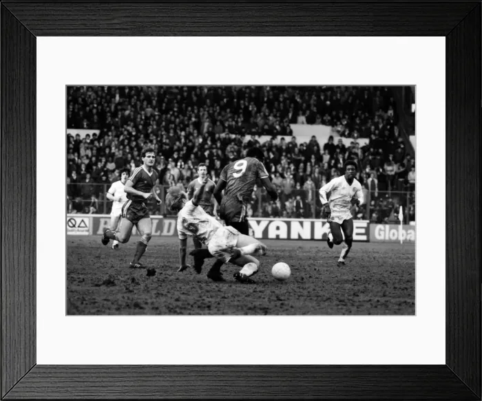 Framed Print : English League Division One match at Elland Road. Leeds United 1 v Nottingham Forest 1 Framed Print : English League Division One match at Elland Road. Leeds United 1 v Nottingham Forest 1