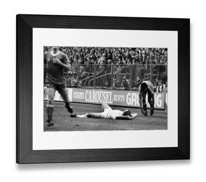 Framed Print : English League Division One match at Elland Road. Leeds United 1 v Nottingham Forest 1 Framed Print : English League Division One match at Elland Road. Leeds United 1 v Nottingham Forest 1