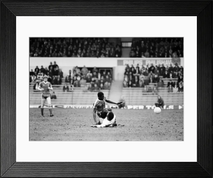 Framed Print : English League Division One match at Elland Road. Leeds United 1 v Nottingham Forest 1 Framed Print : English League Division One match at Elland Road. Leeds United 1 v Nottingham Forest 1