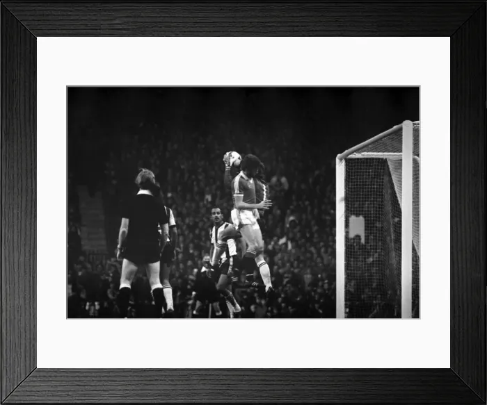 Framed Print : Manchester United 2 v. Notts. County 1. Division 1 Football. October 1981 MF04-12-048 Framed Print : Manchester United 2 v. Notts. County 1. Division 1 Football. October 1981 MF04-12-048