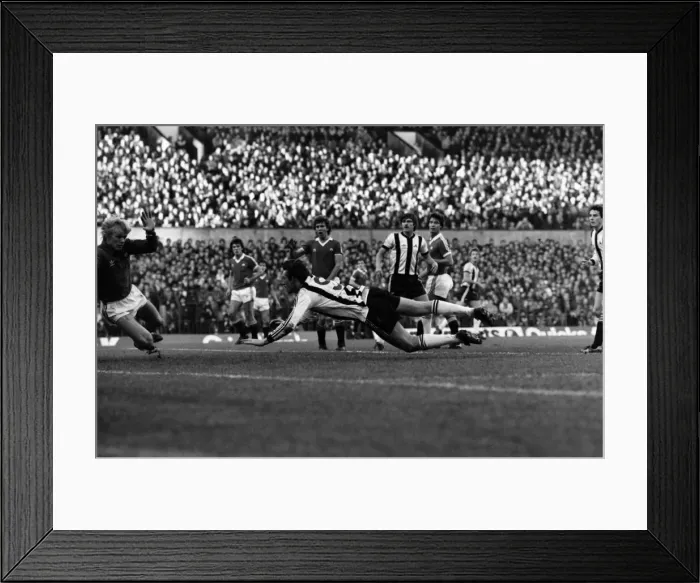 Framed Print : Manchester United 2 v. Notts. County 1. Division 1 Football. October 1981 MF04-12-073