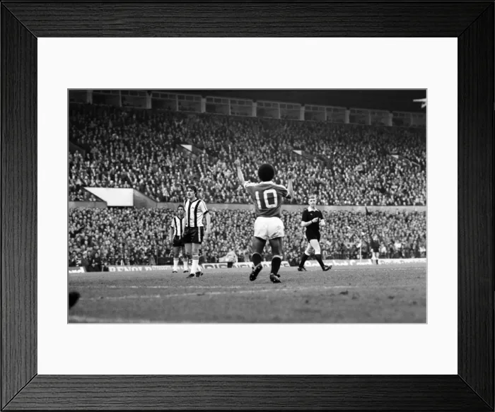 Framed Print : Manchester United 2 v. Notts. County 1. Division 1 Football. October 1981 MF04-12-062 Framed Print : Manchester United 2 v. Notts. County 1. Division 1 Football. October 1981 MF04-12-062