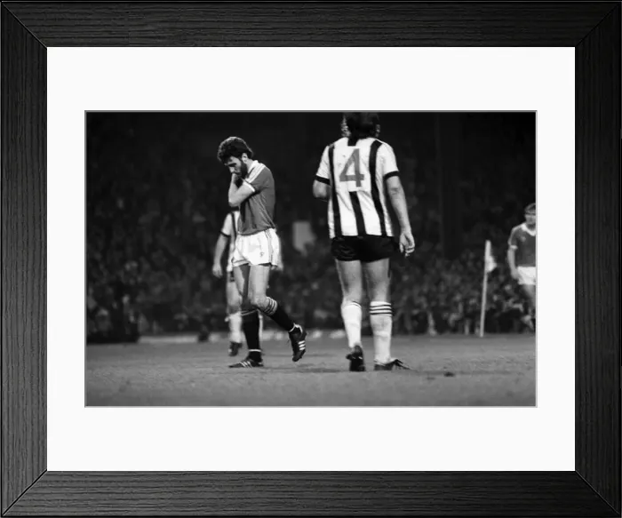 Framed Print : Manchester United 2 v. Notts. County 1. Division 1 Football. October 1981 MF04-12-083 Framed Print : Manchester United 2 v. Notts. County 1. Division 1 Football. October 1981 MF04-12-083