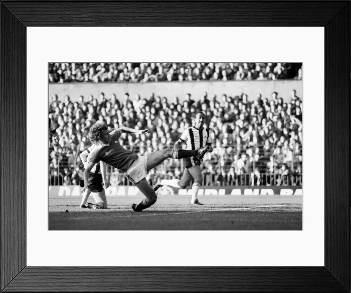 Framed Print : Manchester United 2 v. Notts. County 1. Division 1 Football. October 1981 MF04-12-009 Framed Print : Manchester United 2 v. Notts. County 1. Division 1 Football. October 1981 MF04-12-009