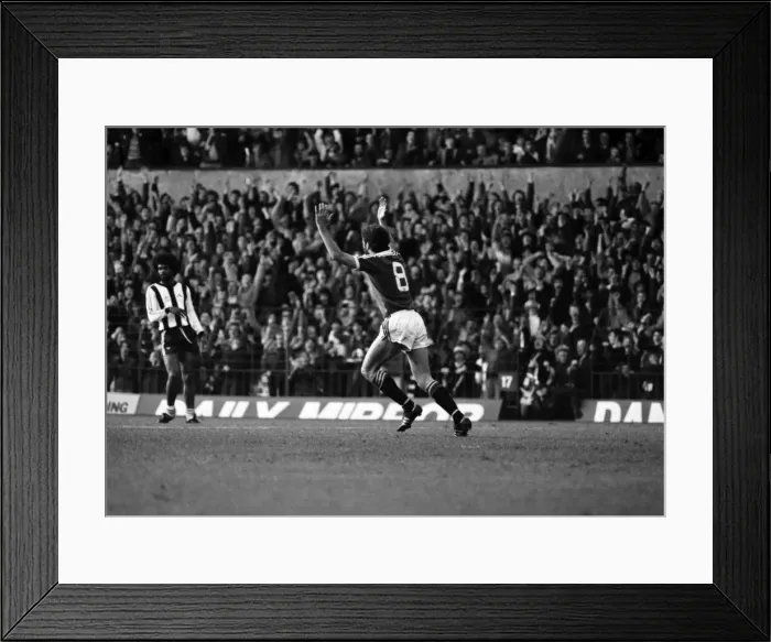 Framed Print : Manchester United 2 v. Notts. County 1. Division 1 Football. October 1981 MF04-12-037