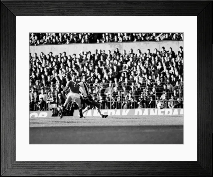 Framed Print : Manchester United 2 v. Notts. County 1. Division 1 Football. October 1981 MF04-12-030