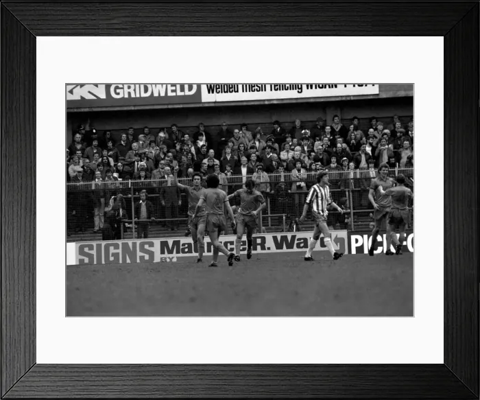 Framed Print : Sheffield Wednesday 2 v. Oldham 1. Division 1 Football October 1981 MF04-09-035 Framed Print : Sheffield Wednesday 2 v. Oldham 1. Division 1 Football October 1981 MF04-09-035