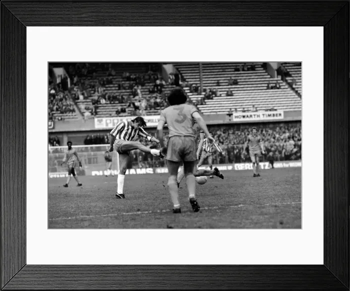 Framed Print : Sheffield Wednesday 2 v. Oldham 1. Division 1 Football October 1981 MF04-09-047 Framed Print : Sheffield Wednesday 2 v. Oldham 1. Division 1 Football October 1981 MF04-09-047
