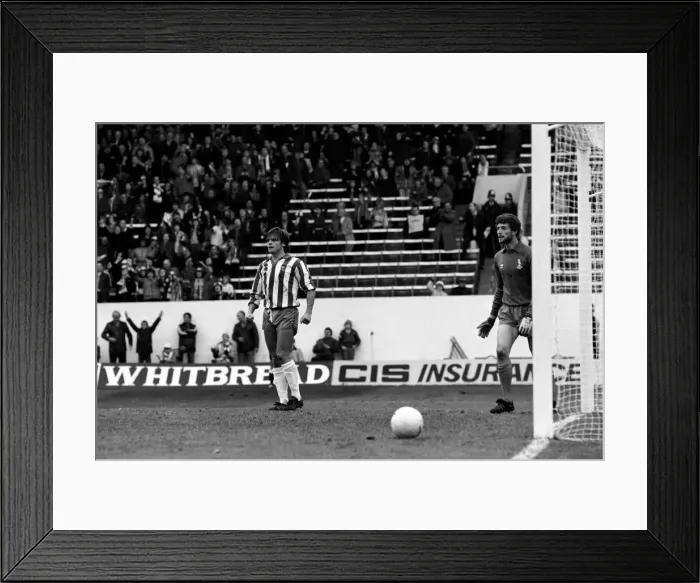 Framed Print : Sheffield Wednesday 2 v. Oldham 1. Division 1 Football October 1981 MF04-09-053 Framed Print : Sheffield Wednesday 2 v. Oldham 1. Division 1 Football October 1981 MF04-09-053