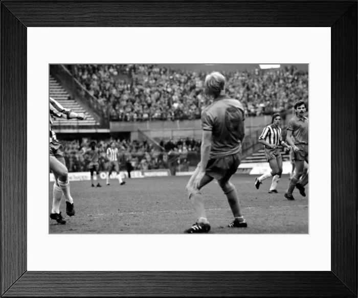 Framed Print : Sheffield Wednesday 2 v. Oldham 1. Division 1 Football October 1981 MF04-09-001 Framed Print : Sheffield Wednesday 2 v. Oldham 1. Division 1 Football October 1981 MF04-09-001