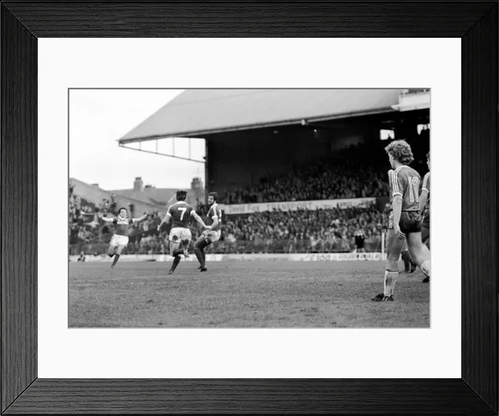 Framed Print : Middlesbrough 0 v. Everton 2. Division 1 Football. October 1981 MF04-08-026