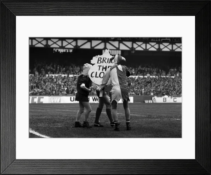 Framed Print : English League Division One match at Goodison Park. Everton 1 v Liverpool 3 Framed Print : English League Division One match at Goodison Park. Everton 1 v Liverpool 3