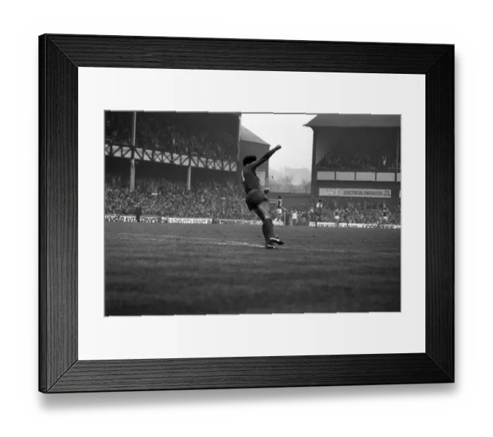Framed Print : English League Division One match at Goodison Park. Everton 1 v Liverpool 3 Framed Print : English League Division One match at Goodison Park. Everton 1 v Liverpool 3