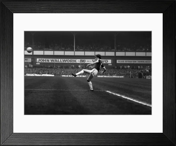 Framed Print : English League Division One match at Goodison Park. Everton 1 v Liverpool 3 Framed Print : English League Division One match at Goodison Park. Everton 1 v Liverpool 3