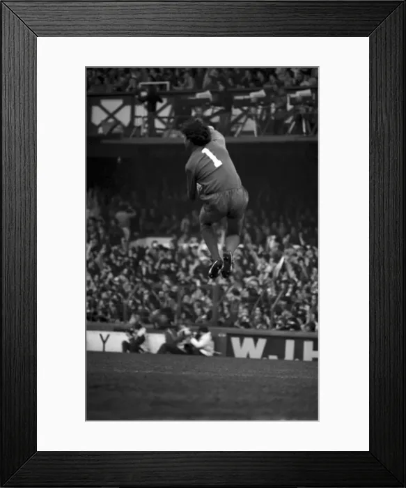 Framed Print : English League Division One match at Goodison Park. Everton 1 v Liverpool 3 Framed Print : English League Division One match at Goodison Park. Everton 1 v Liverpool 3