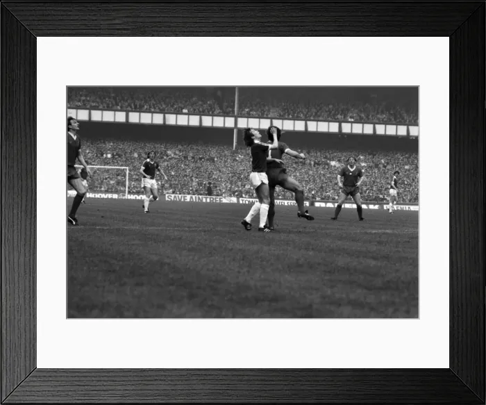 Framed Print : English League Division One match at Goodison Park. Everton 1 v Liverpool 3 Framed Print : English League Division One match at Goodison Park. Everton 1 v Liverpool 3