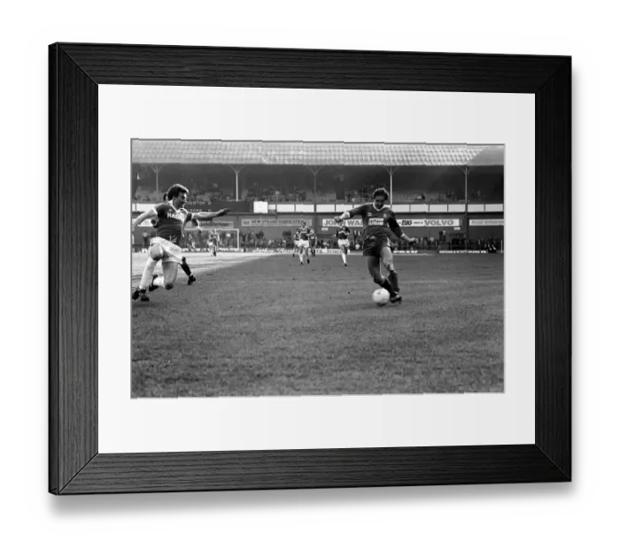 Framed Print : English League Division One match at Goodison Park. Everton 2 v Middlesbrough 0 Framed Print : English League Division One match at Goodison Park. Everton 2 v Middlesbrough 0