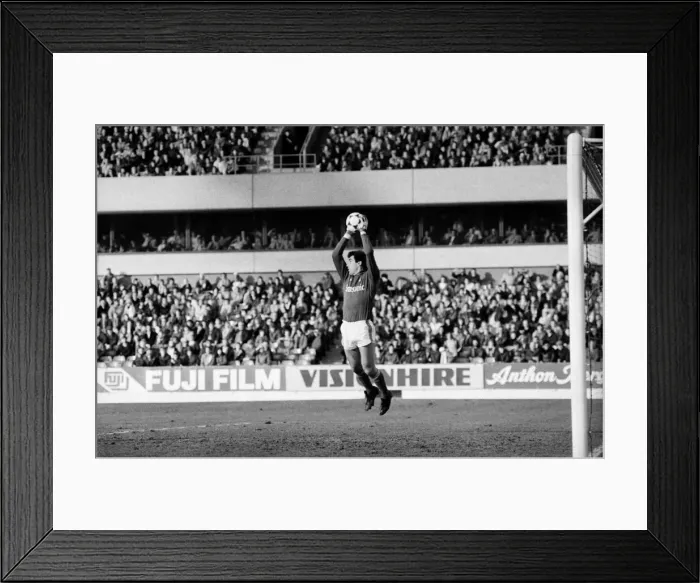 Framed Print : English League Division One matc at City Ground. Nottingham Forest 1 v Manchester City 1
