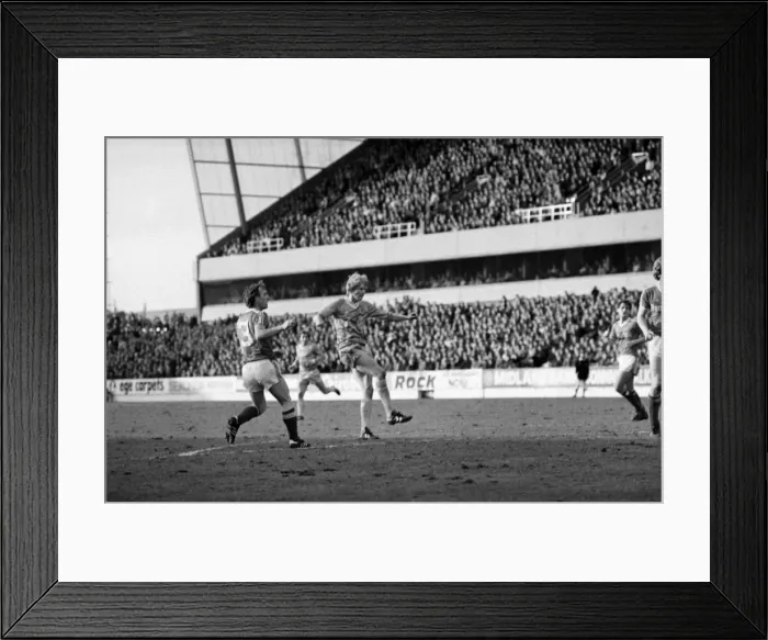Framed Print : English League Division One matc at City Ground. Nottingham Forest 1 v Manchester City 1